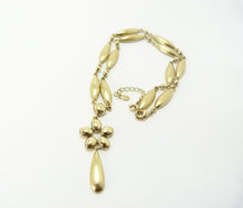 Load image into Gallery viewer, Monet 1970&#39;s Gold Flower Necklace