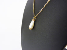 Load image into Gallery viewer, Vintage Gold Tone &amp; Faux Pearl Dropper Necklace