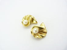 Load image into Gallery viewer, Vintage Large Gold &amp; Faux Pearl Clip On Earrings