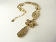 Load image into Gallery viewer, Monet 1970&#39;s Gold Flower Necklace